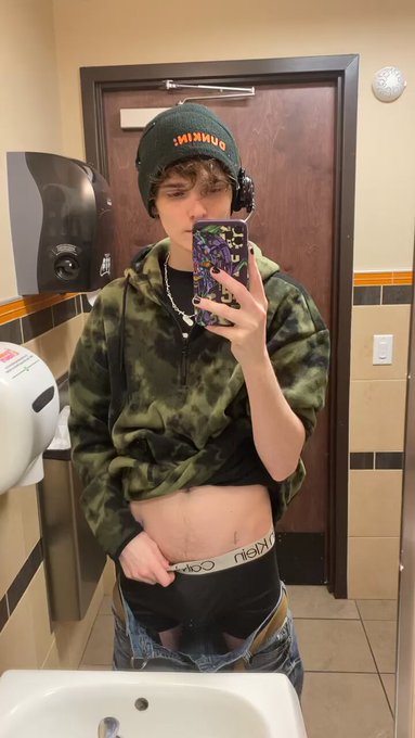 quickie in the bathroom at work? pls https://t.co/lR287lwAcx