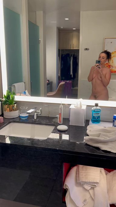 The shower in our Vegas hotel was 🔥  Took a sexy vid all wet for my fans 💦💦 https://t.co/3n7L7j9fln