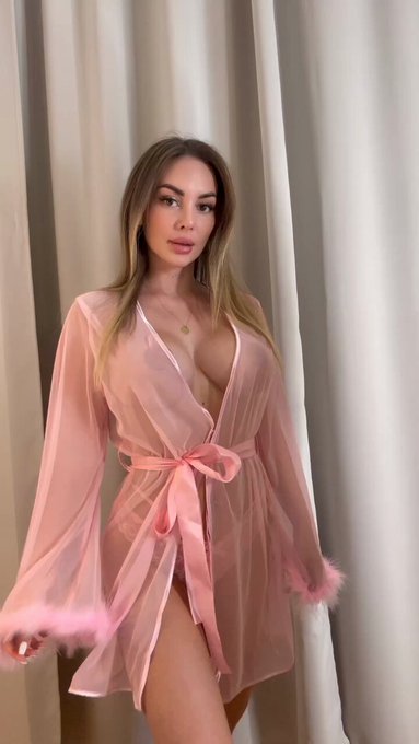 Happy Friday ❤️🎉 https://t.co/QpSnj1AsAt