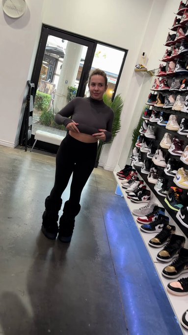 Thanks to Fansly I can now flash in public again https://t.co/UDIyaJfxgz