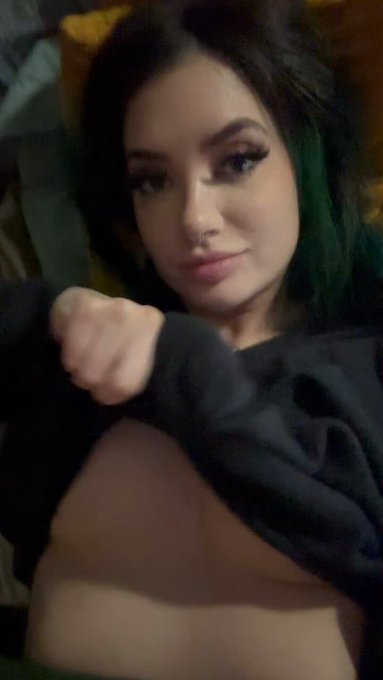 do u wanna come over n watch the history channel while u play w my boobs yes or no https://t.co/2ySG