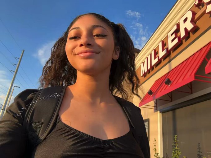 No panties on at the restaurant ;) https://t.co/DpivCOTcvo