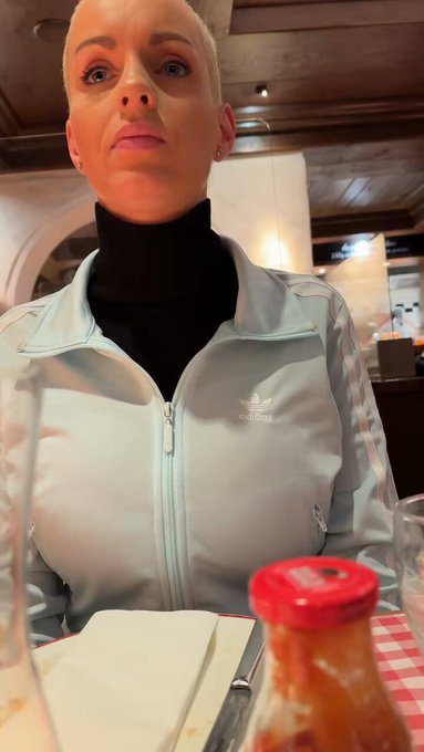 Dinner! https://t.co/8907p5EslA<a href="/tag/showprep"class="tags"><span>#showprep</span></a><a href="/tag/staytuned"class="tags"><span>#staytuned</span></a><a href="/tag/crazytimes"class="tags"><span>#crazytimes</span></a><a href="/tag/newintro"class="tags"><span>#newintro</span></a>