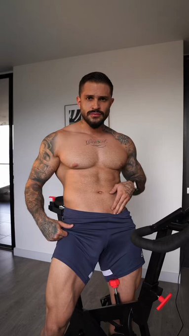 Behind the scenes of a photoshoot 😅🥵😈 https://t.co/lCaH2tq8xs