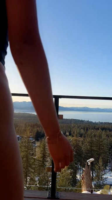 hi do u like the view? https://t.co/4Lsvhh4RDG