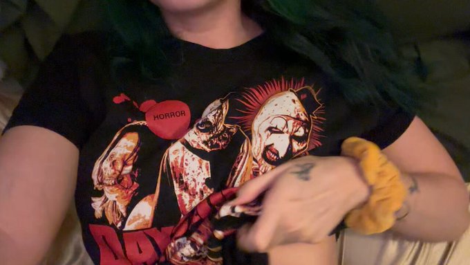 hi 🤡🔪&hearts;️🤍 https://t.co/tyjF4rXkDj