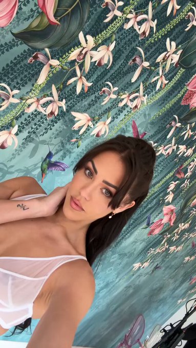 Live show in three hours!! 7pm pacific time! I better see you there ? come watch me play with @rileyreidx3
