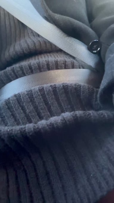 Prendre le taxi pour aller bosser sans culotte et se masturber pendant le trajet &ccedil;a c&rsquo;est fait ✅. La<a href="/tag/jeudipussy"class="tags"><span>#jeudipussy</span></a>