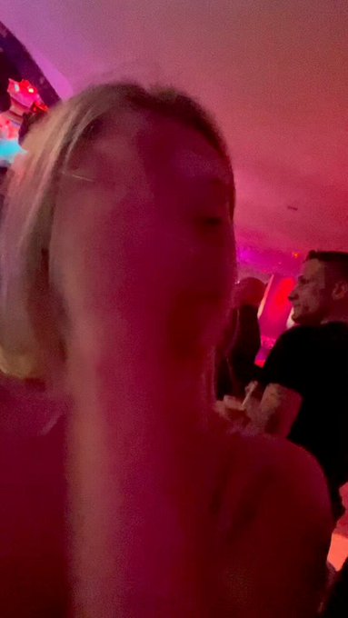 BAISE DE VACANCES ☀️ ALEX &amp; MOI... 😻 Je flirte avec un mec en soir&eacute;e... @AlexRomeroPorn  On ne trouve<a href="/tag/yogagirl"class="tags"><span>#yogagirl</span></a>