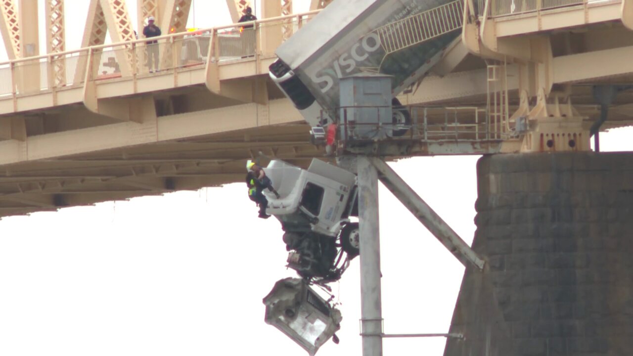 [問卦] 美國吊掛救援懸掛橋上的卡車女司機