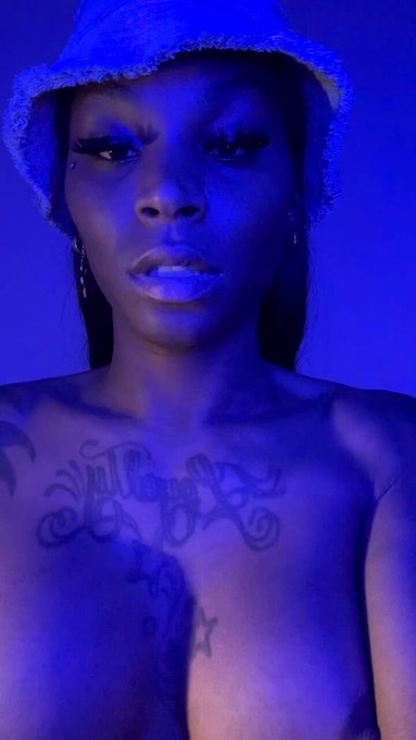 Yall like my Hat ? 🎩 💦 https://t.co/4KBbSHcQlE