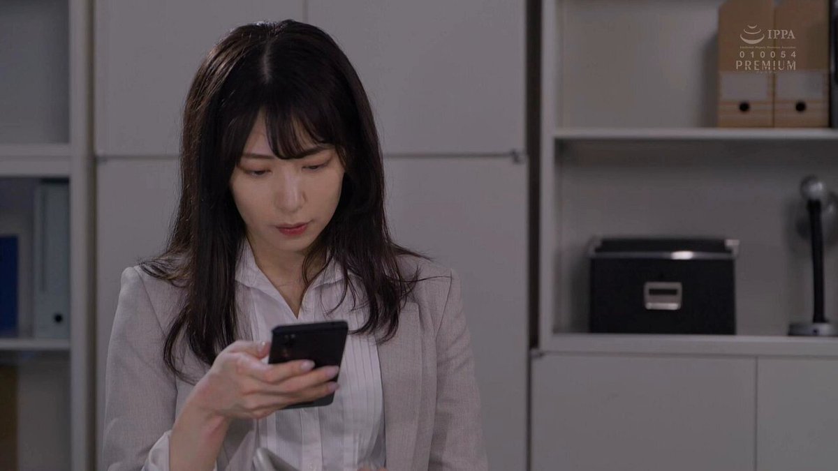 「长视频」平日里高冷傲慢的OL女上司背地里却是个性瘾母狗,鼓起勇气找了个猛男调教自己被肏到高潮后彻底放飞自我,主动勾引公司里上到领导下到职员都可以把自己当母狗肏!