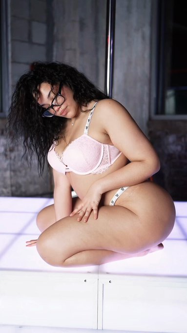 JUST ANOTHER DAY AT THE OFFICE 🤷🏾&zwj;♂️ @gemthejewels SHOT BY: 🙋🏾&zwj;♂️ TEAMGOLDDIMES BABY!!! https://t.co<a class="tags" href="/tag/gemthejewels">@gemthejewels</a><a href="/tag/squad"class="tags"><span>#squad</span></a><a href="/tag/teamgolddimesbaby"class="tags"><span>#teamgolddimesbaby</span></a>