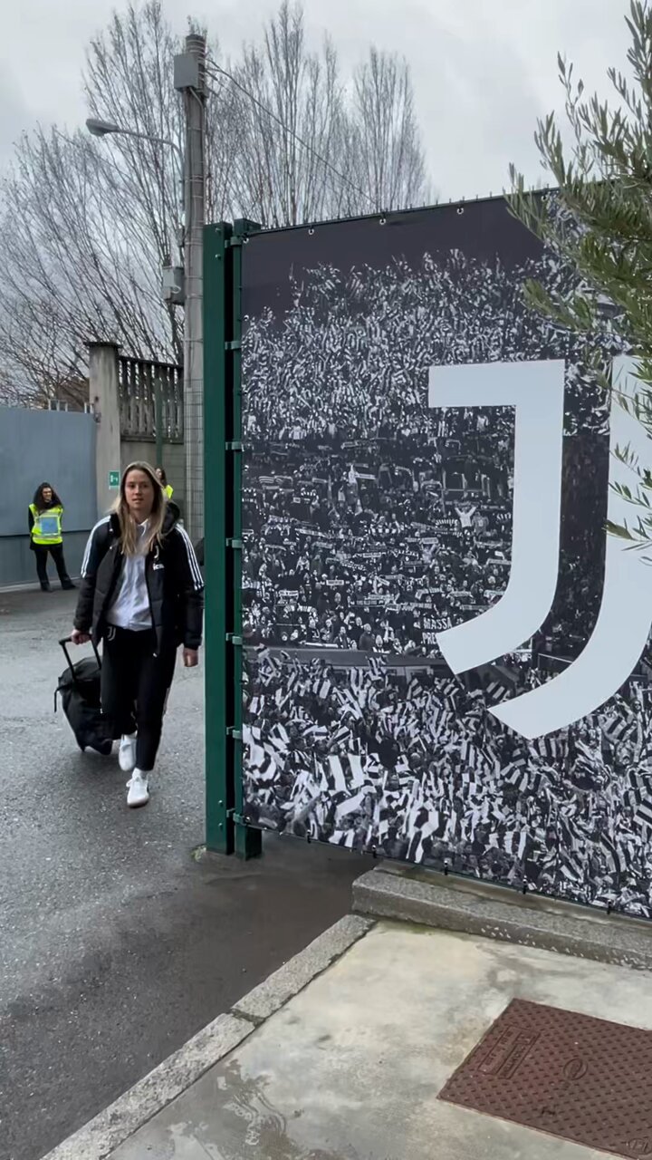 The 𝐁𝐢𝐚𝐧𝐜𝐨𝐧𝐞𝐫𝐞 𝐚𝐫𝐞 𝐡𝐞𝐫𝐞! 🤍🖤⏳🔜 #JuveFiorentina
