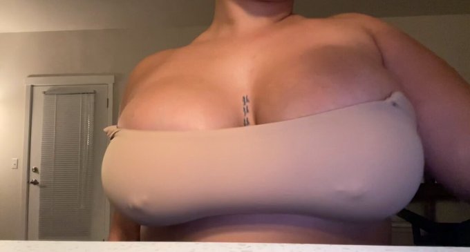 Tiddie drop of da dayyyyy💋 https://t.co/hjMEfydeQI