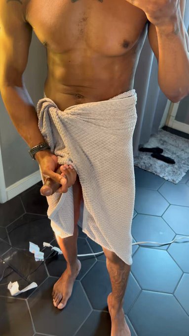 Finna play with my 3rd Leg..Go Watch   https://t.co/L0FtKjLer3 🔥 https://t.co/R4QZDDlpAU