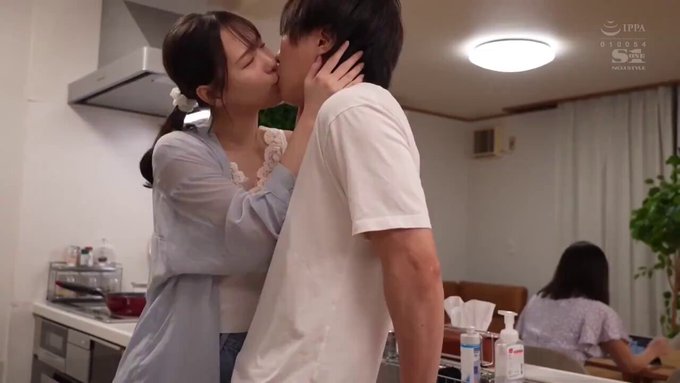 彼女が目を離すとスグに濃厚接吻。大胆過ぎる彼女のお姉さんとこっそりベロキス性交 村上悠華