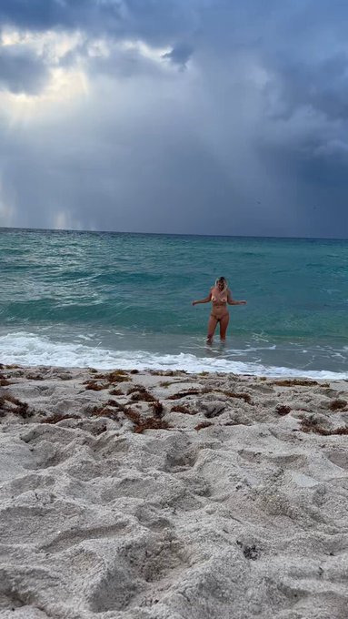 Who is coming to the nude beach with me? https://t.co/t3dE7uEZJP