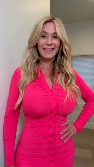 For all my lady Content Creators! Please HMU here or on IG at FozzyMilfs for more information ????‍♀️