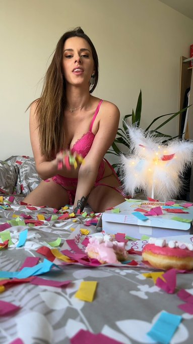 Tu me veux en cadeaux ? Le 1er avril c’est mon anniversaire ! 
Je cherche quelque chose en particulier