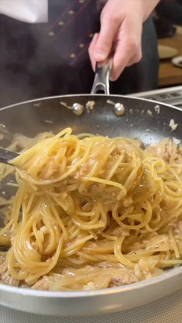 ニョキニョキパスタです □新橋の「スパゲッティキング」で、デカ盛り醤油スパゲッティ