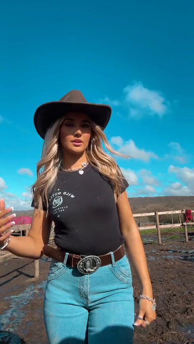 A sweet &amp; innocent country girl until you tap the first comment.. https://t.co/mQoRaxyDcS