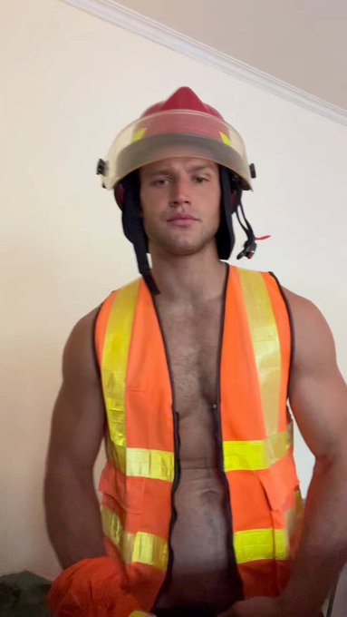 RT if u want to unload this firefighter 🧑&zwj;🚒 https://t.co/hasEWkd3Sy