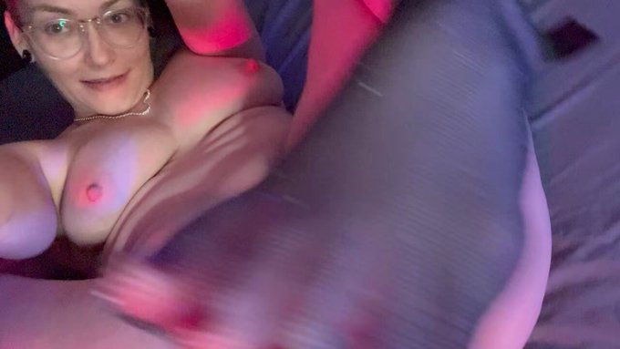 Who wants to suck my toes with their cock deep inside me? https://t.co/hw327bQ2Gs