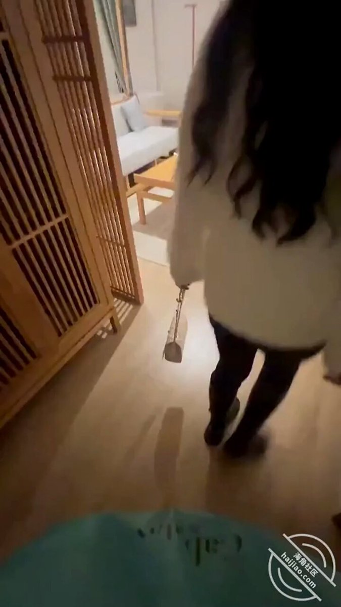 「短视频」前后一共做了五次,视频做了三次,做到早上六点钟才睡了一会,睡觉我都想插着睡,还有两次关灯做的,整晚都是硬邦邦的,把这段时间以来积攒的所有全给了姐姐,躺在床上的时候,姐姐说这是这么多年以来,做的最开心的一次