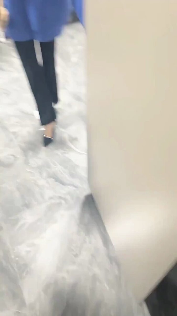 【
短视频】为了追求刺激带两个牛仔裤高跟鞋美女闺蜜在公厕操，刺激度拉满！