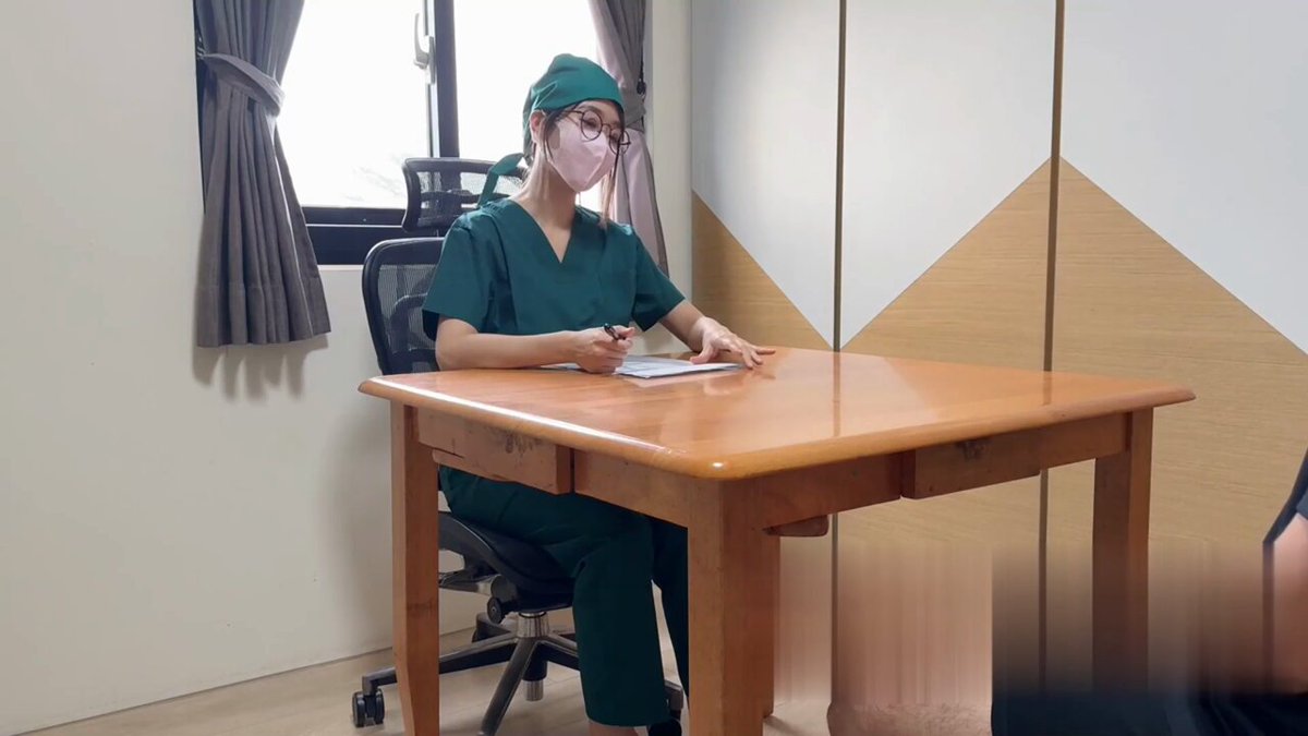 色批女医生见小伙鸡巴又粗又大，一步步引诱用专业的术语忽悠小伙要用自己身体给你取精，顶级美臀后入内射！    