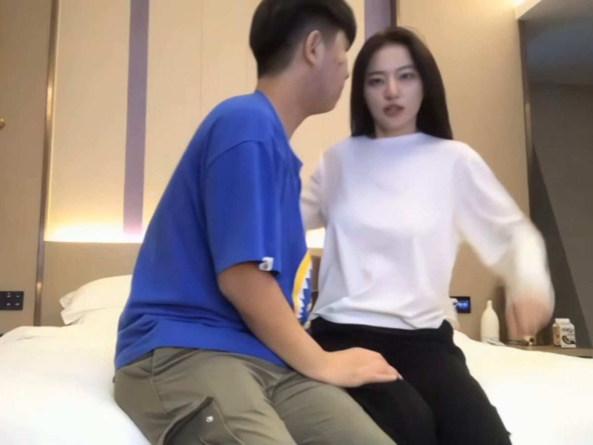 「短视频」明星脸腰细胸大说话嗲嗲妹子,舌吻摸奶口交舔弄,特写掰穴抬腿侧入被操的啊啊啊直叫。