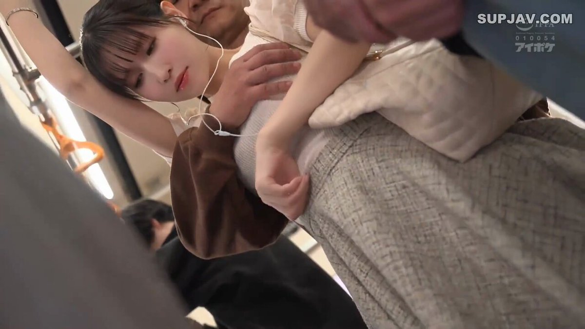 「短视频」电车中出女大学生 在密闭的房间被轮流强暴 不断的被灌满精液慢慢沦为大家的宠物