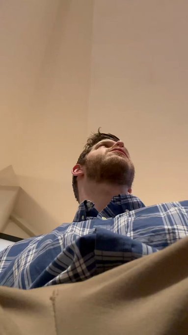 A whore in church ??? https://t.co/p3cWWOkytP
