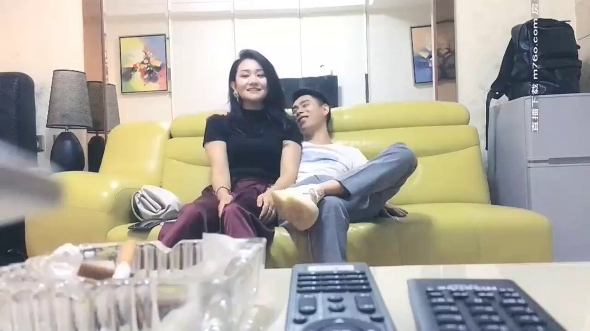 「短视频」#经典分享 极品少妇又来了!!高颜值性感黑衣人妻一举一动尽显少妇风情,穿上情趣装深情口交女上位骑乘站立后入猛操呻吟诱人,少妇太有感觉了!
感谢