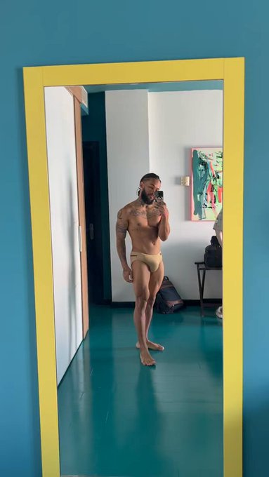 It’s okay go to pool party like this? https://t.co/iFs7IbHlxi