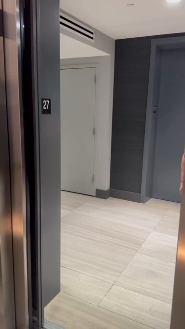 say hi if u want the full elevator vid 😳 https://t.co/Bvzuriosi4