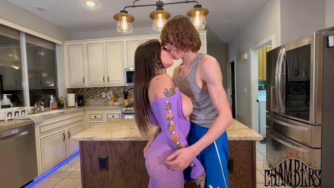I went to the wrong frat house, but I can’t ever say no to some big dick @Spikey20Dee ? https://t.co