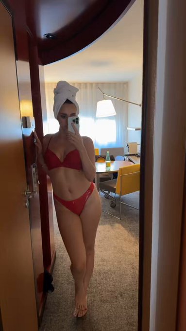 Chambre d’hôtel à Cannes 
As ton avis je vais rejoindre qui ? ? https://t.co/YOpG2akL84