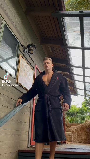 Like my black robe? https://t.co/QqGRThCrBQ<a href="/tag/newprofilepic"class="tags"><span>#newprofilepic</span></a>