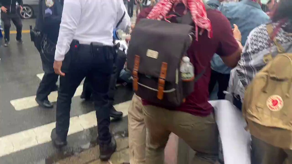 تغطية صحفية: بوحشية.. الشرطة الأمريكية تقمع وتعتقل عددا من المتظاهرين المساندين لفلسطين في نيويورك 