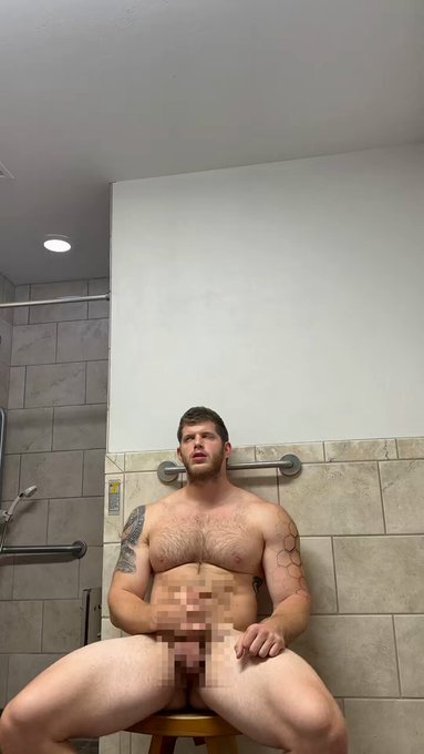 We’re working out, I go to the bathroom, and airdrop you this… https://t.co/rPE3K5RQ5w