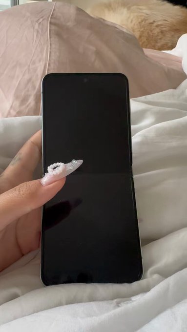 i was just trying to show off my customized samsung flip5? https://t.co/UonW1c9CGG