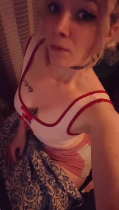 ich geh heute zum t&auml;towierer. was glaubt ihr, lasse ich mir machen? 🤔 https://t.co/GI1yizTiVy