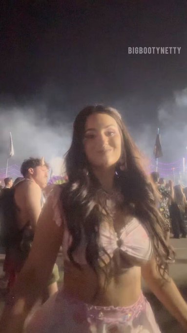 Legit the worst video ever😂 but drum and bass makesss me HORNYYYYY 😂🙌 and I love flashing my tits in