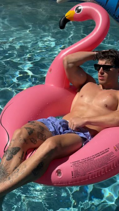 Sending nudys to everyone who comments &ldquo;daddy&rdquo; https://t.co/yfUOT59QzK