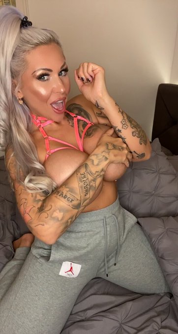 Me or PS5❓ https://t.co/Gi4ZRpOVfJ