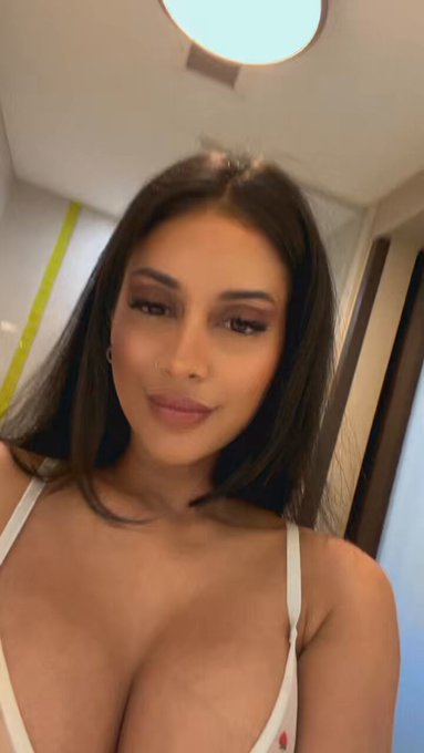 It&rsquo;s finally the weekend! 🤗 https://t.co/rTJBgYV7j7