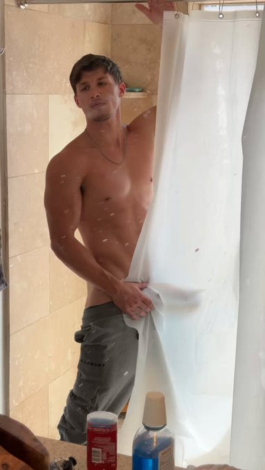 Sending nudys to everyone who comments &ldquo;daddy&rdquo; https://t.co/BCDTtPV6WH