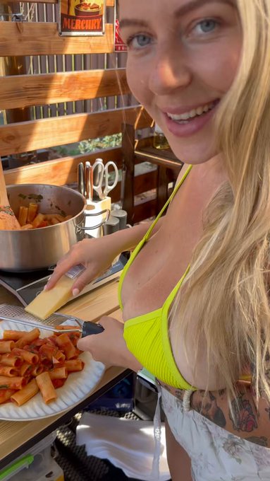 Pasta or me? ? https://t.co/tQHX6uSrkb